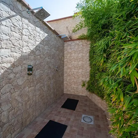 Ξενοδοχείο Hotel Villa 4*