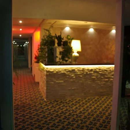 Ξενοδοχείο Hotel Villa 4*