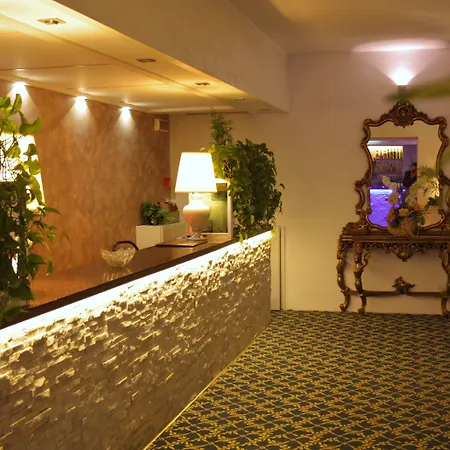 Ξενοδοχείο Hotel Villa 4*